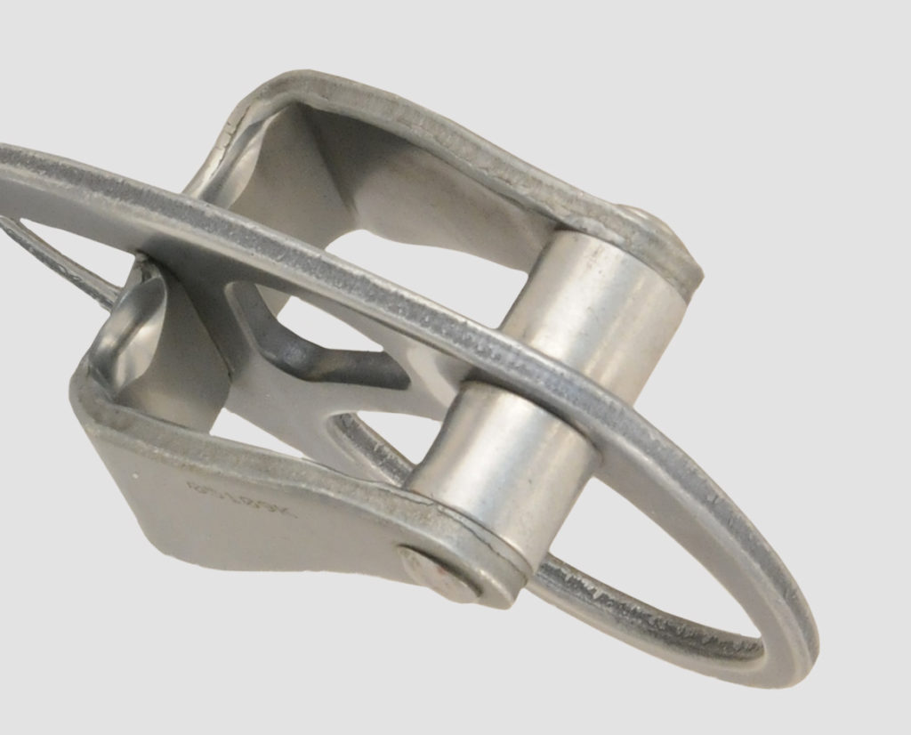 Wyraźnie wytarta jedna strona przyrządu Petzl Reverso, która spowodowała powstanie ostrej krawędzi rozcinającej oplot liny (fot. weld.mom)